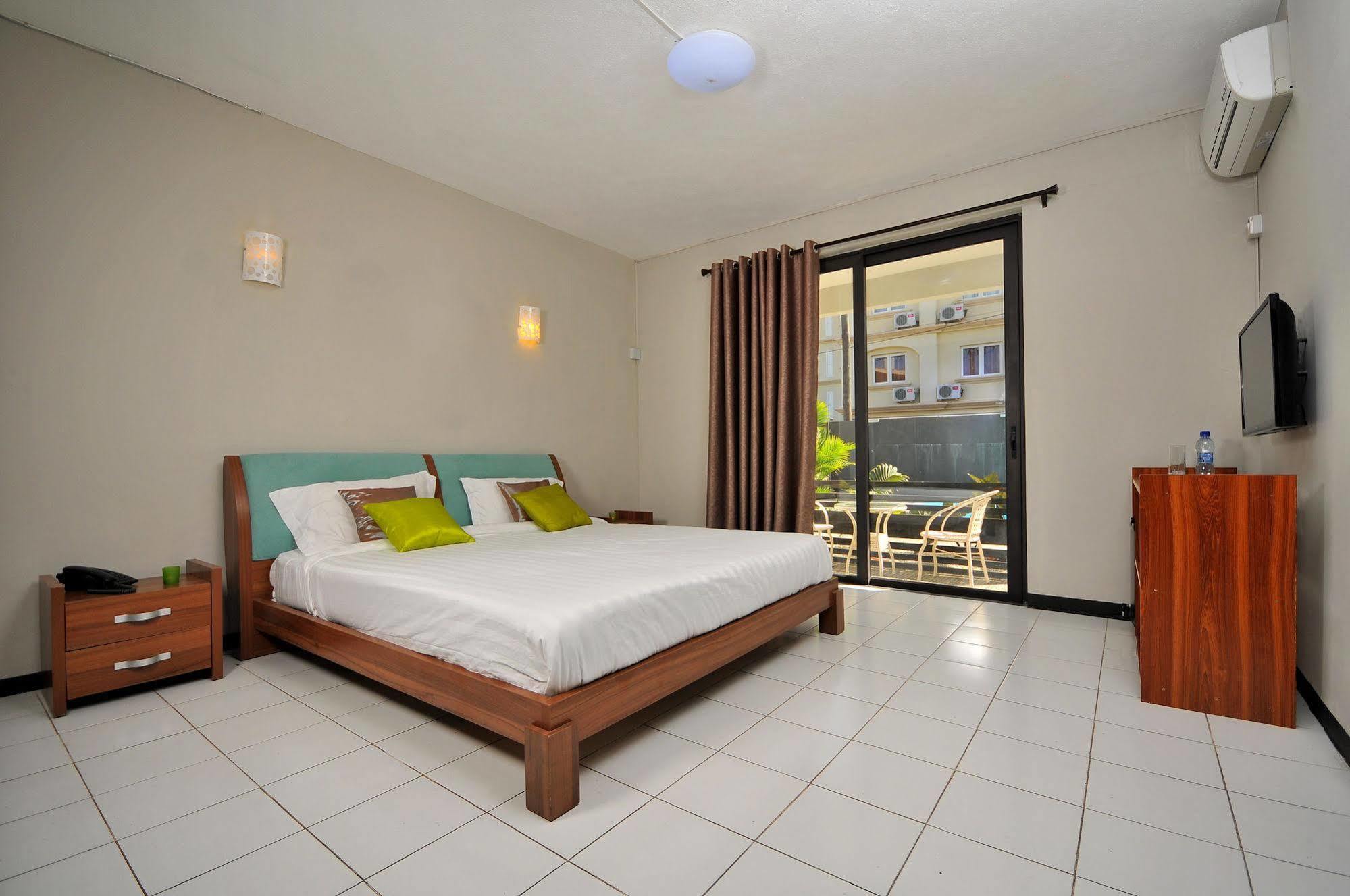 West Palm Inn Flic-en-Flacq 外观 照片